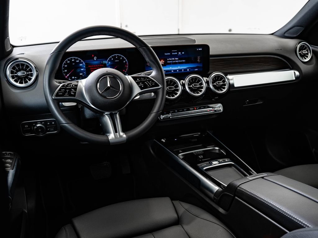 Used 2026 Cirrus Silver Metallic Mercedes-Benz GLB 250 image 4