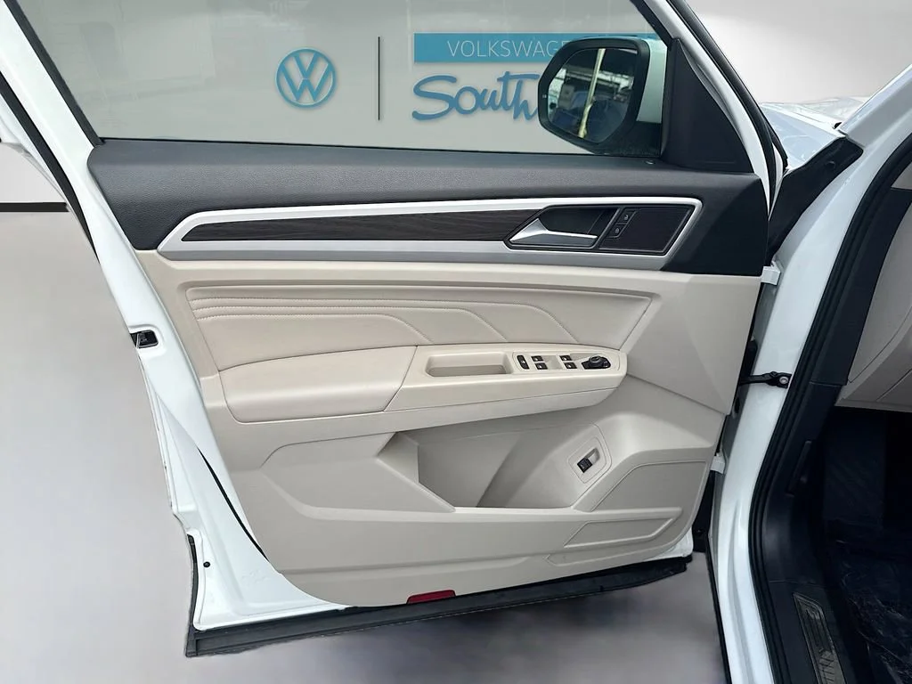 Used 2023 Pure White Volkswagen 3.6L V6 SE w/Technology image 19