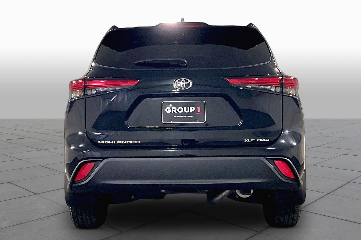 Used 2022 Midnight Black Metallic Toyota XLE image 7
