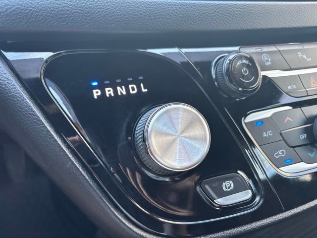 Used 2019 Bright White Clearcoat Chrysler Touring L image 28