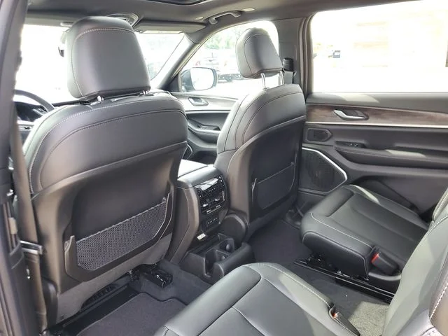 New 2026 Baltic Gray Metallic Clear-Coat Exterior Paint Jeep Limited image 11