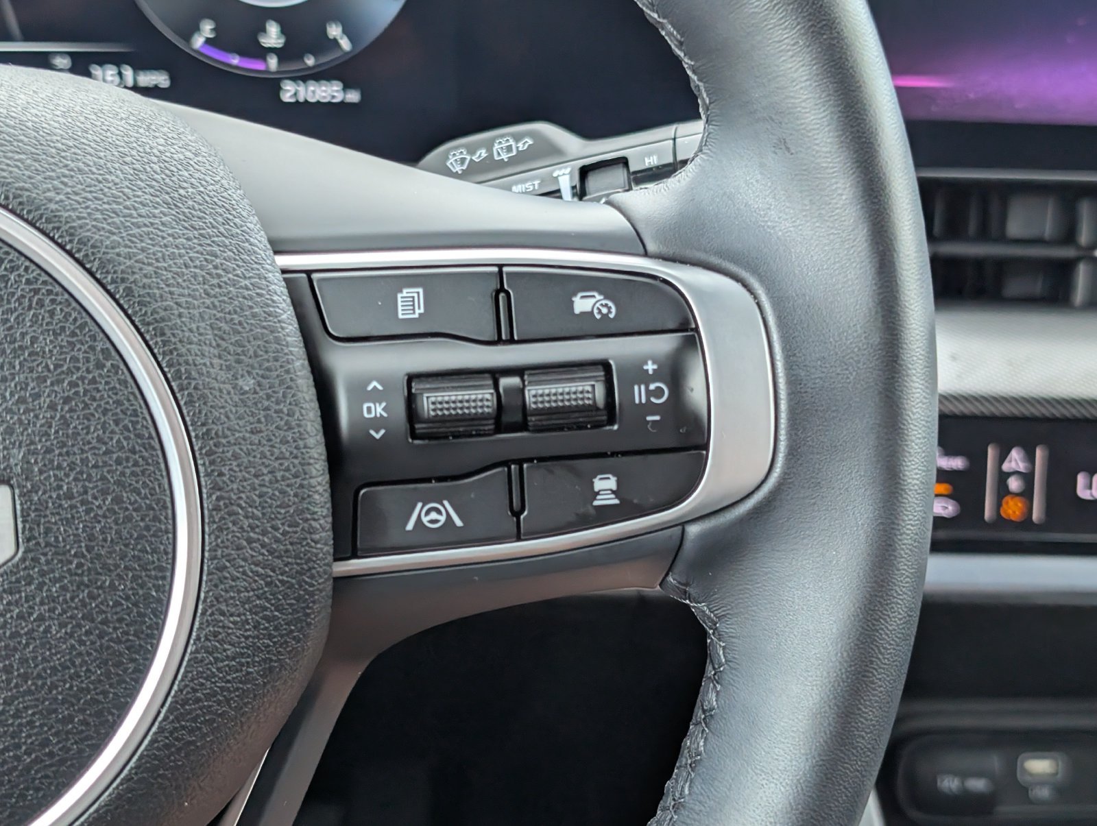 Used 2025 Wolf Gray Kia SX-Prestige image 17