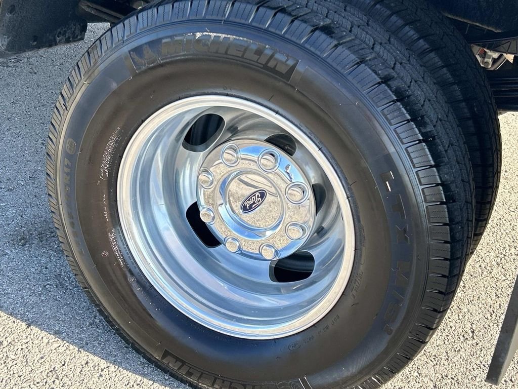 Certified Used 2025 Carbonized Gray Metallic Ford Lariat image 13