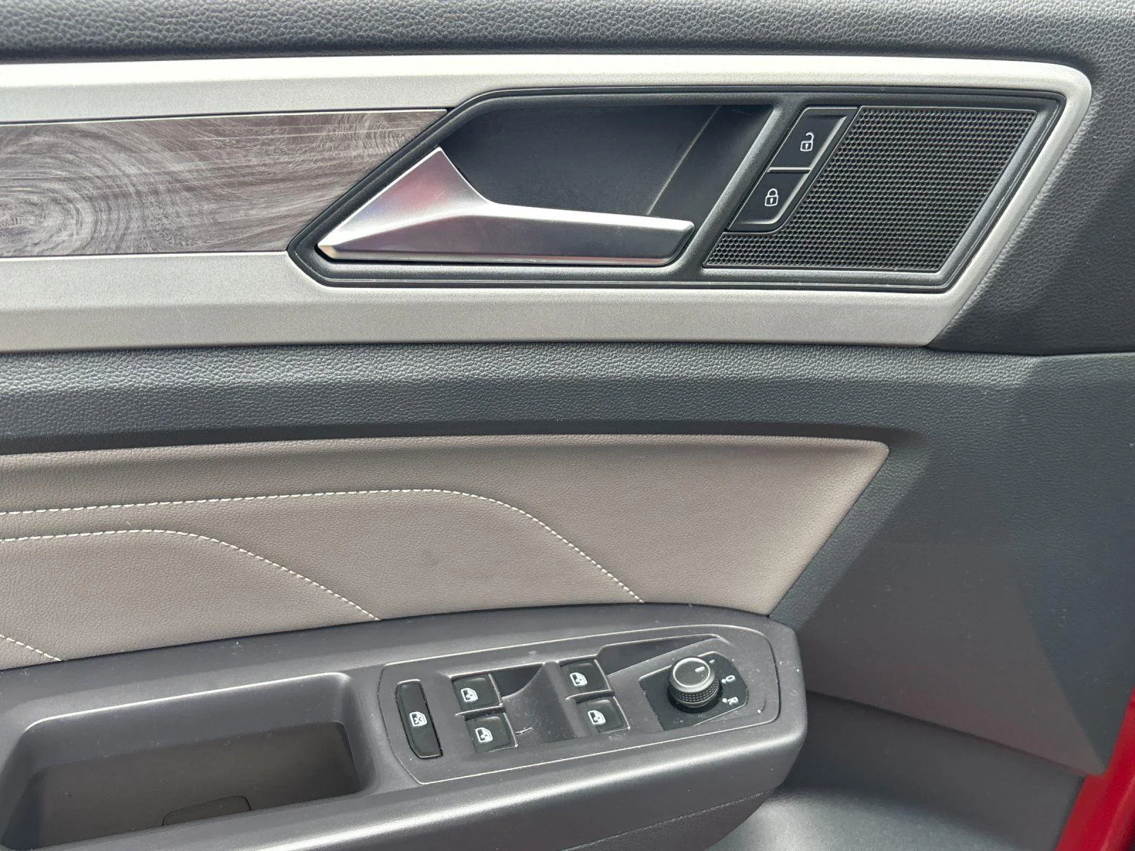 Used 2021 Aurora Red Metallic Volkswagen 3.6L V6 SE w/Technology image 14