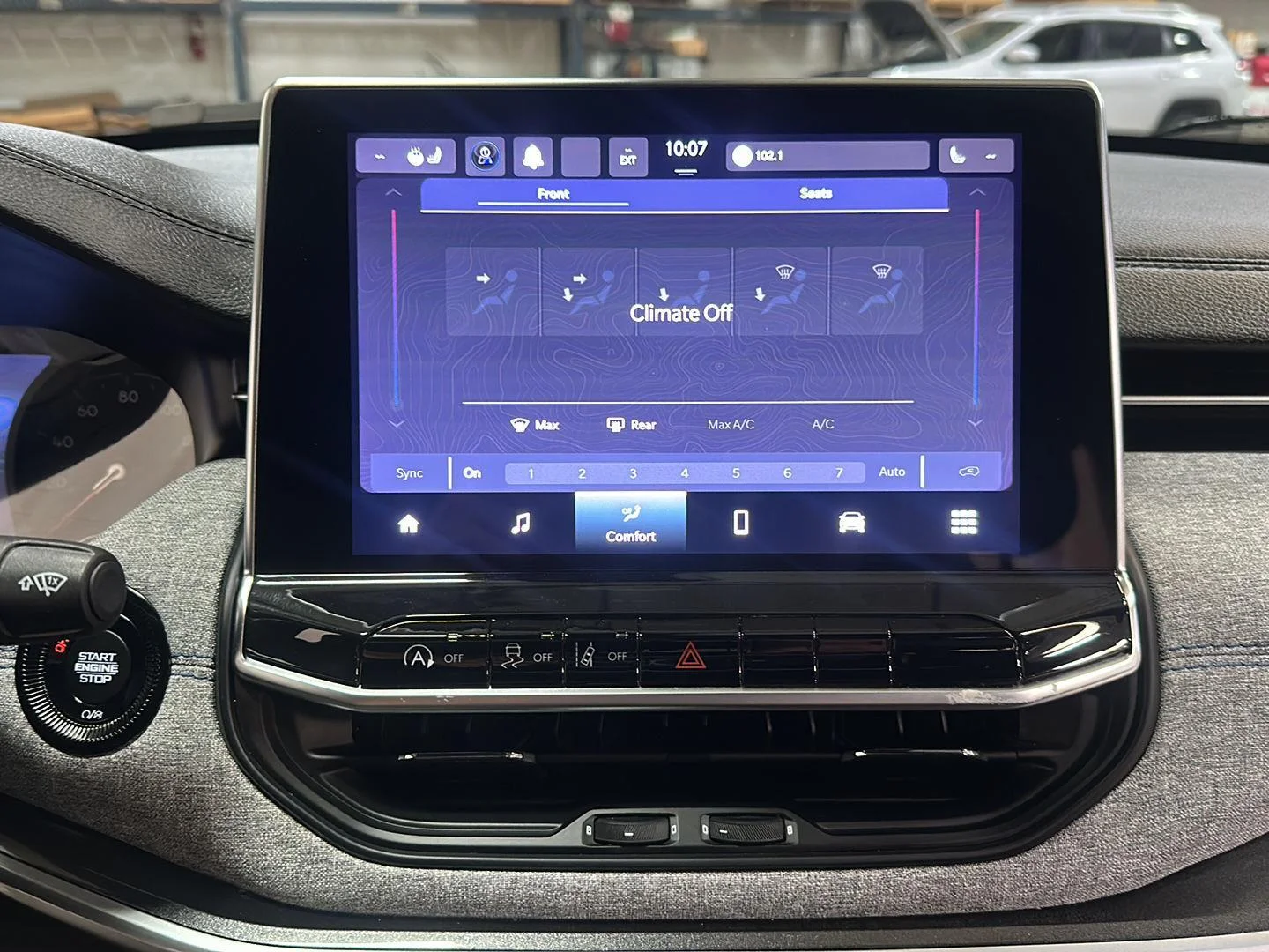 Used 2023 Diamond Black Crystal Pearlcoat Jeep Latitude image 21