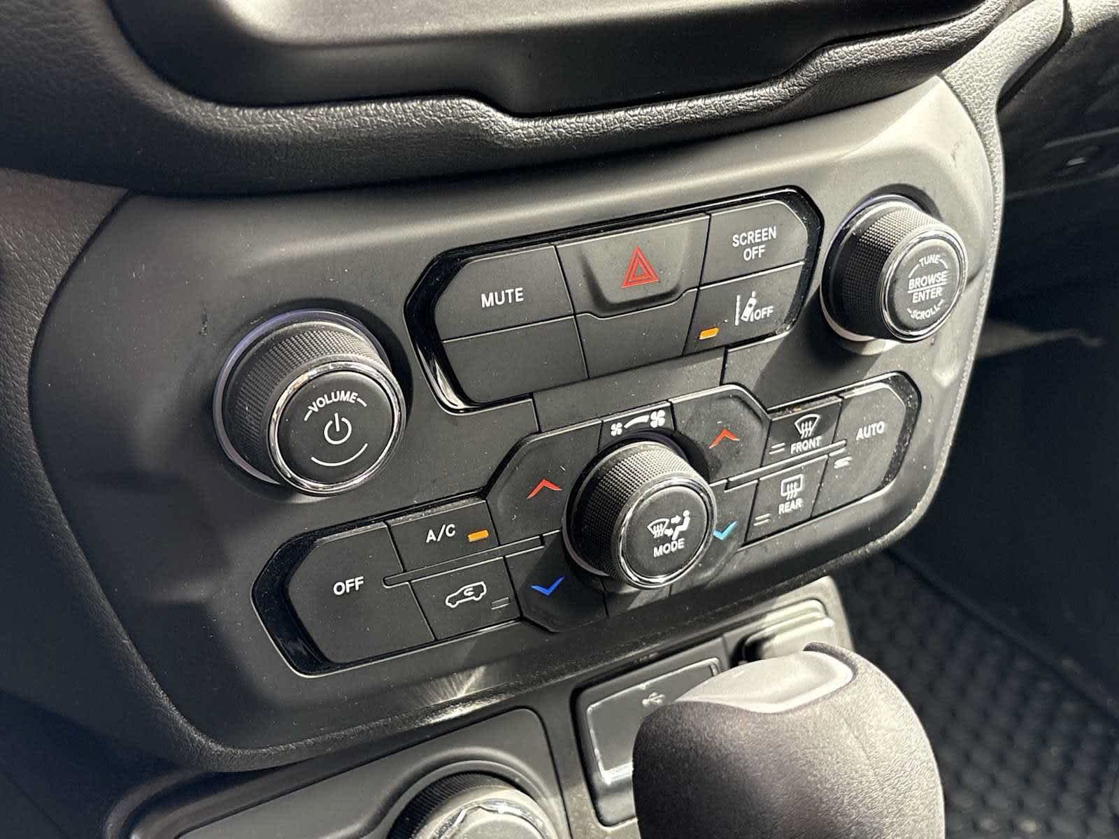 Used 2023 Graphite Gray Jeep Latitude image 24