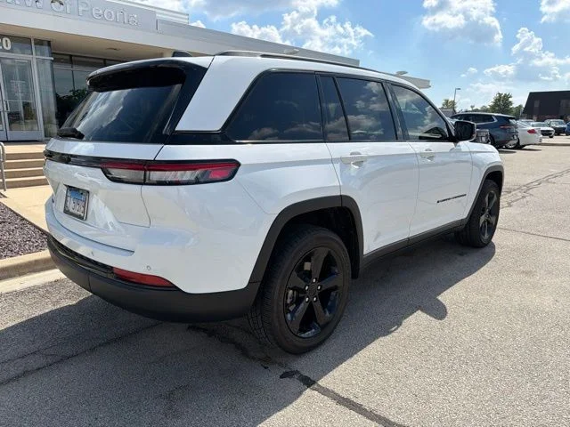 Used 2022 White Jeep Altitude image 4