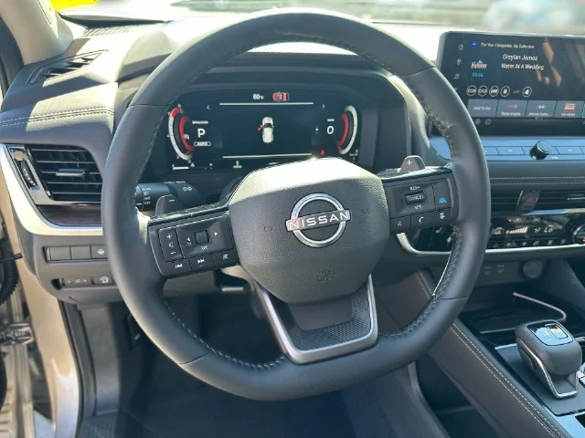 New 2026 Champagne Silver Metallic / Super Black Two-tone Nissan Platinum image 13