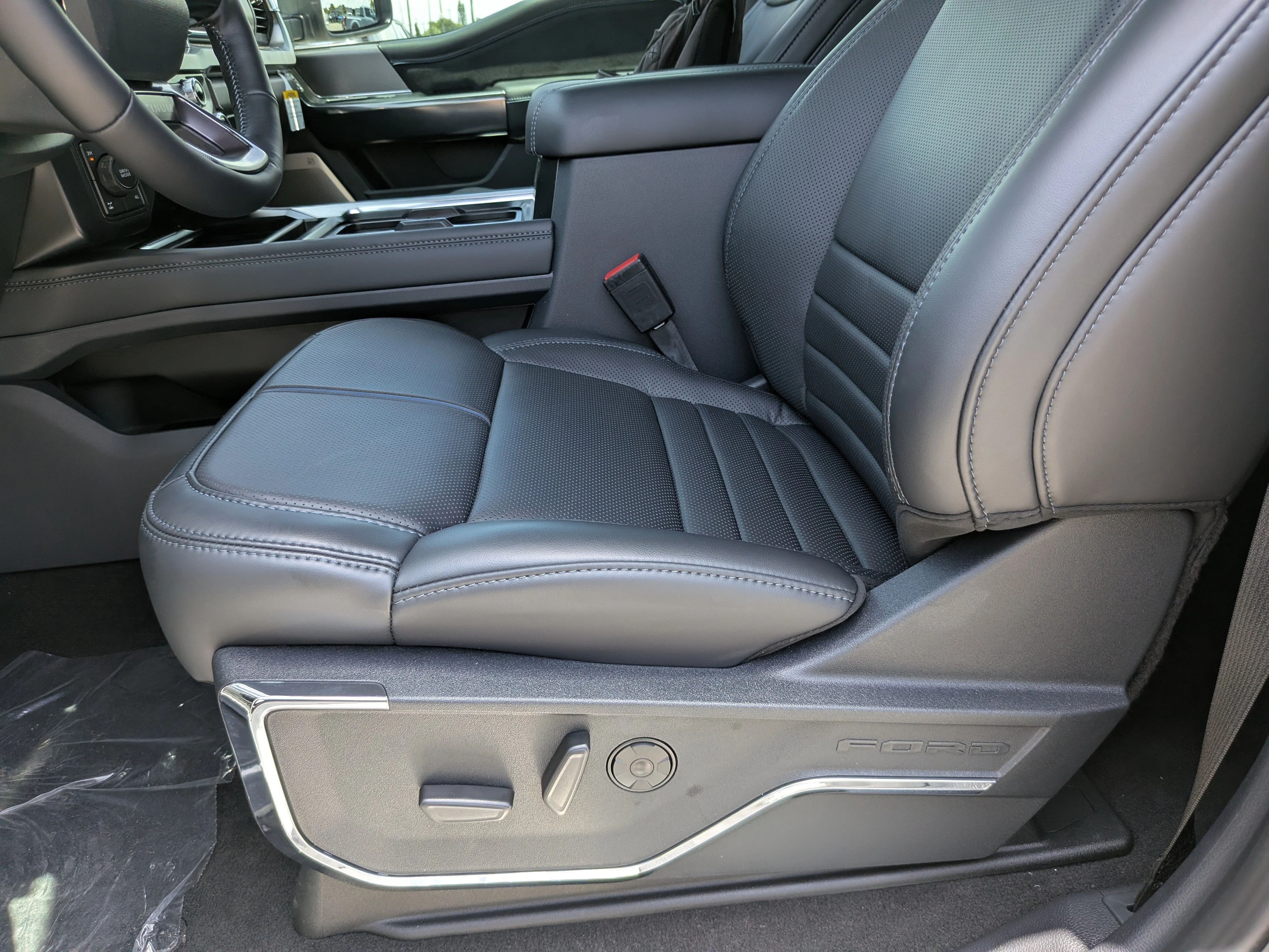 New 2026 Star White Metallic Tri-Coat Ford F-250® Platinum® image 23
