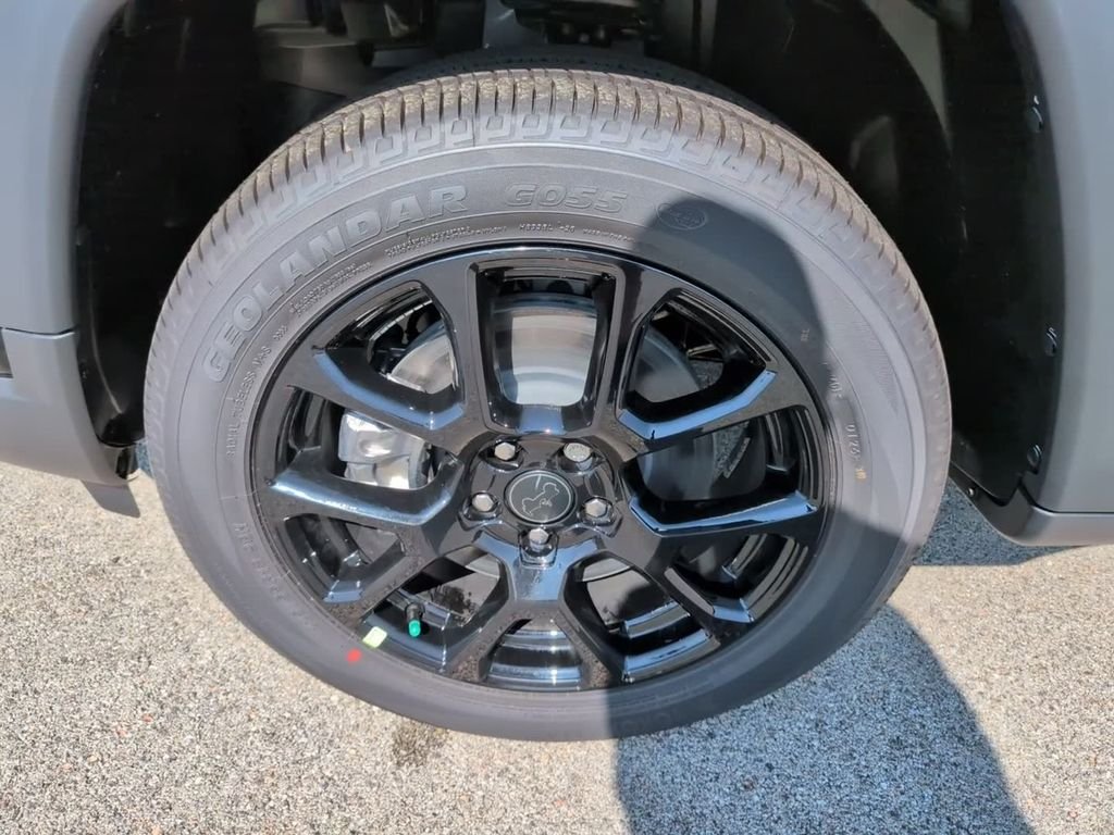 New 2026 Diamond Black Crystal Pearlcoat Jeep Latitude image 14