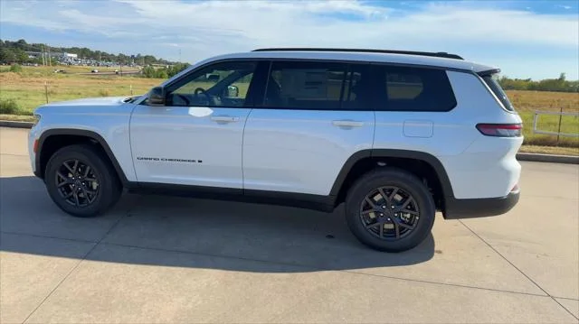 New 2027 Bright White Clear-Coat Paint Jeep Laredo Altitude image 6