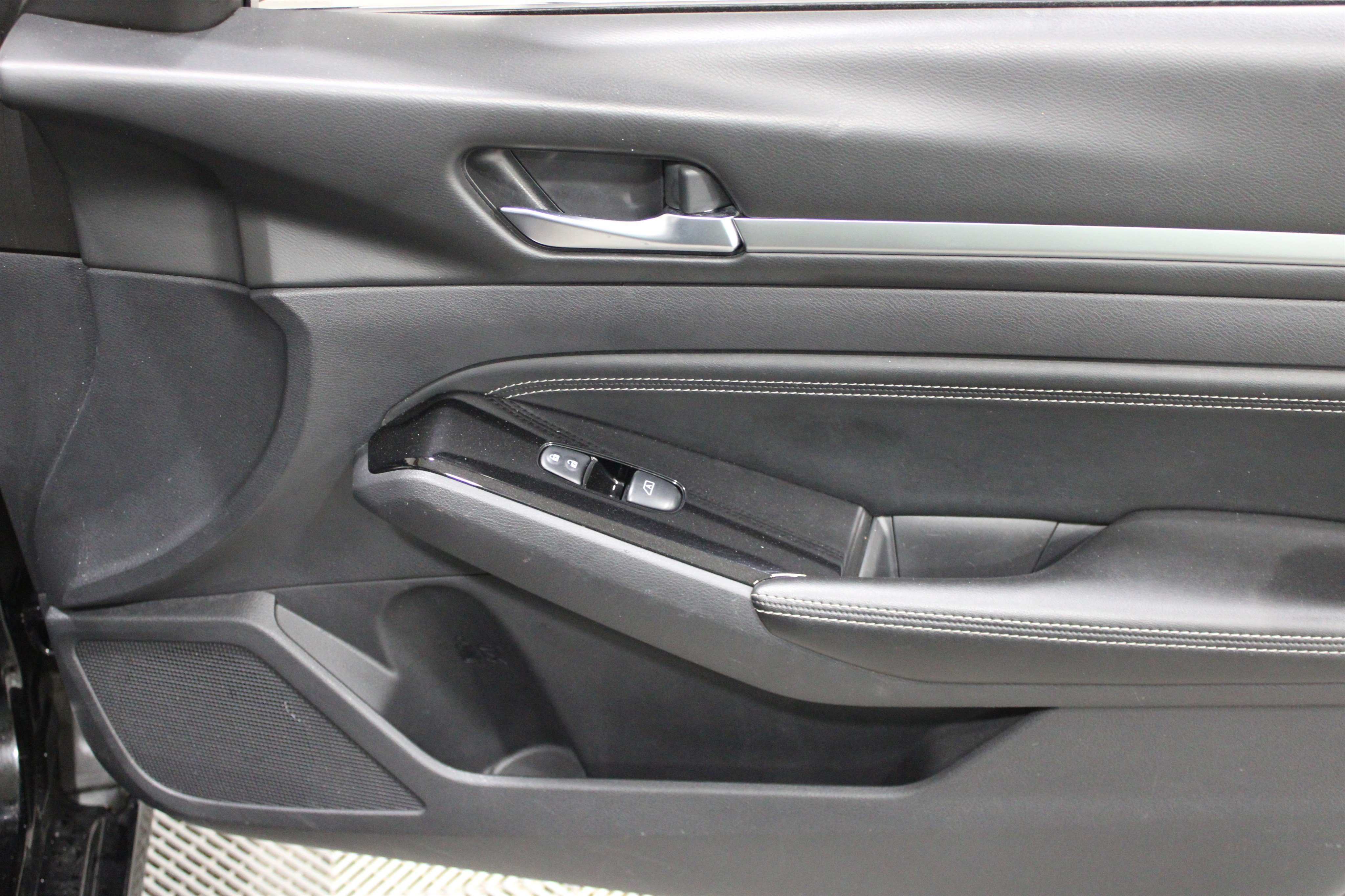 Used 2020 Super Black Nissan 2.5 SL image 25