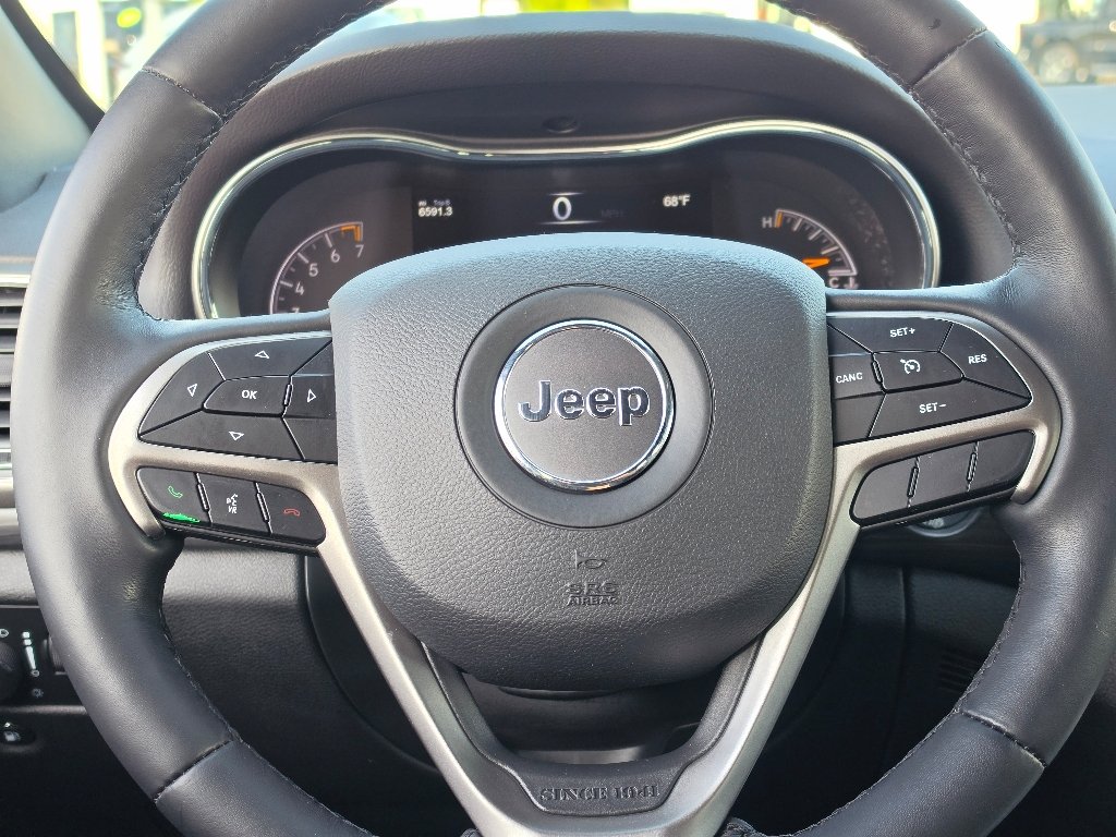 Used 2021 Billet Silver Metallic Clear Coat Jeep Laredo X image 15