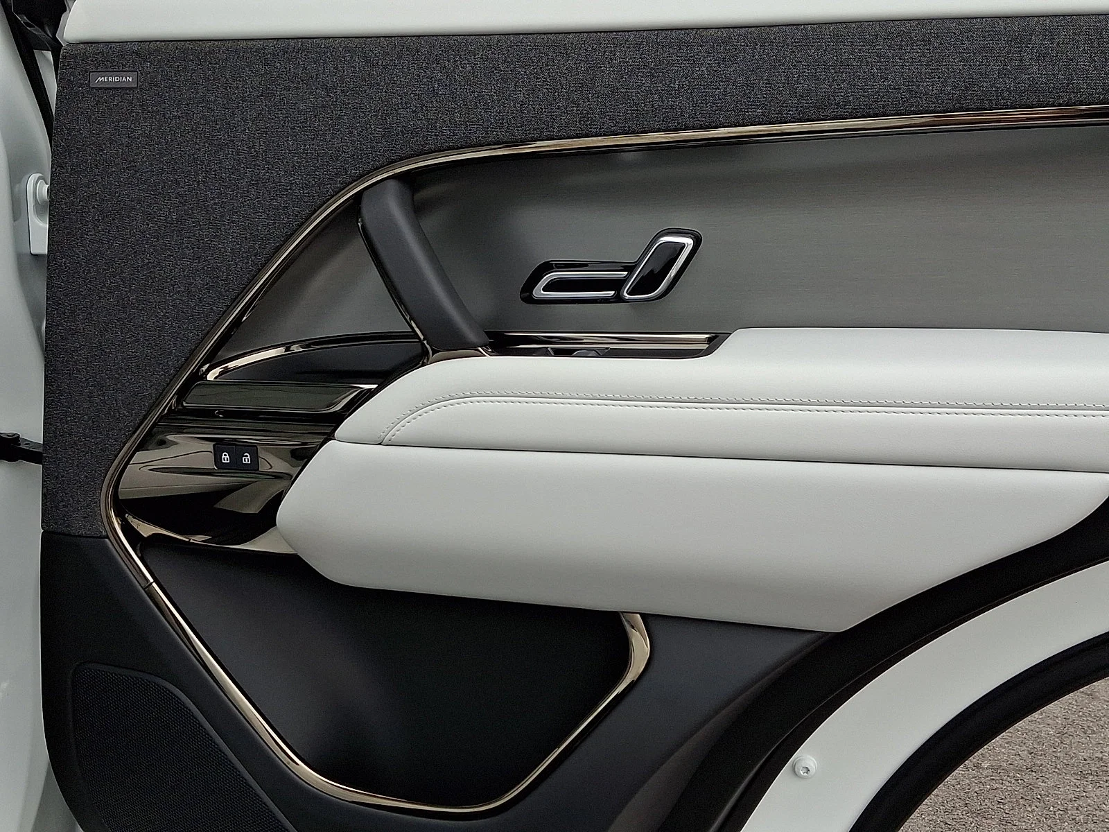 Certified Used 2024 Fuji White   1Aa Land Rover SE image 19