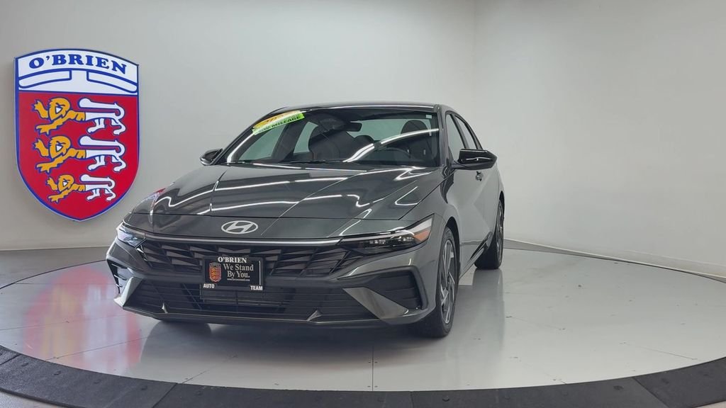 Used 2025 Gray Hyundai SEL Sport image 9