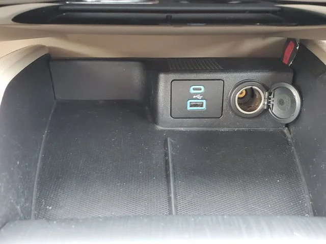 Used 2022 Blue Ford SE image 29