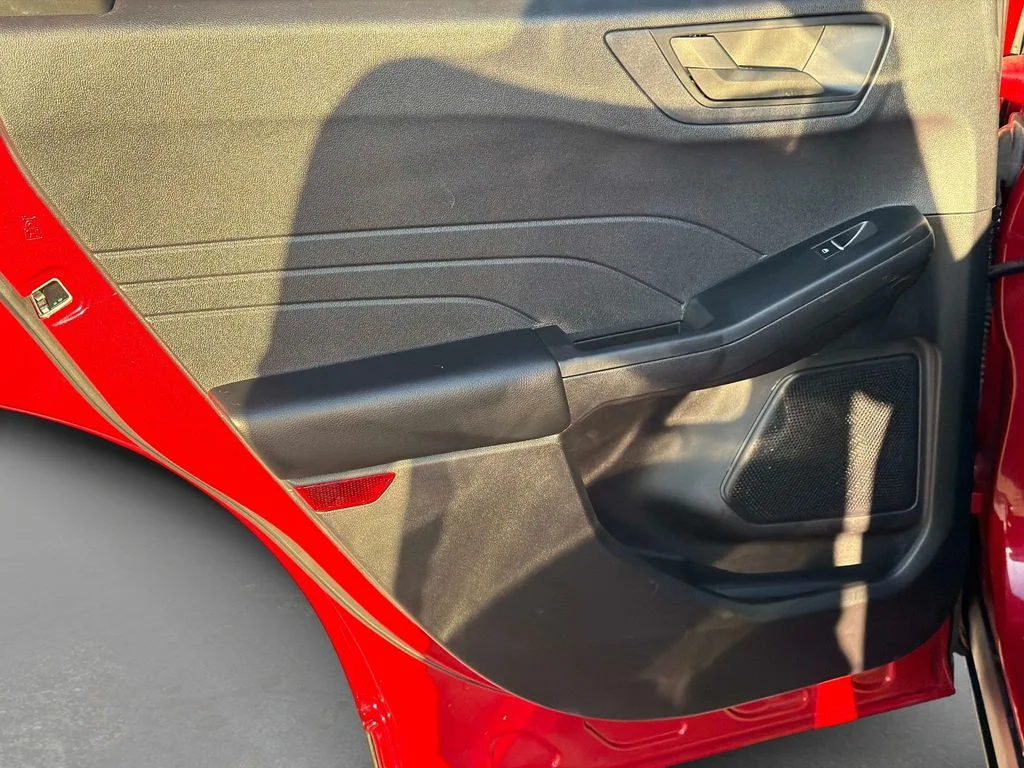 Used 2022 Red Ford SE image 13