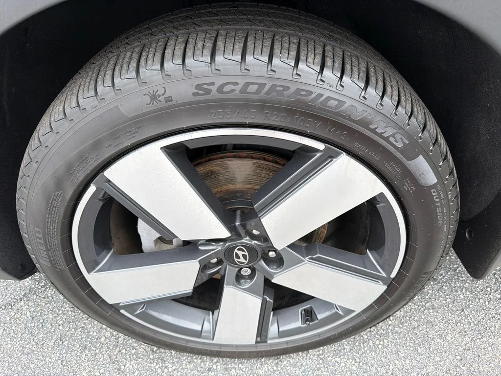 Used 2025 Black Hyundai Limited image 11