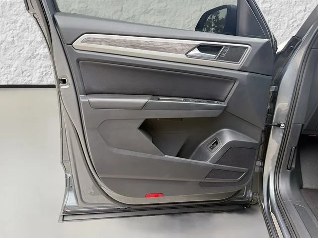 Used 2020 Platinum Gray Metallic Volkswagen 2.0T SE w/Technology image 21
