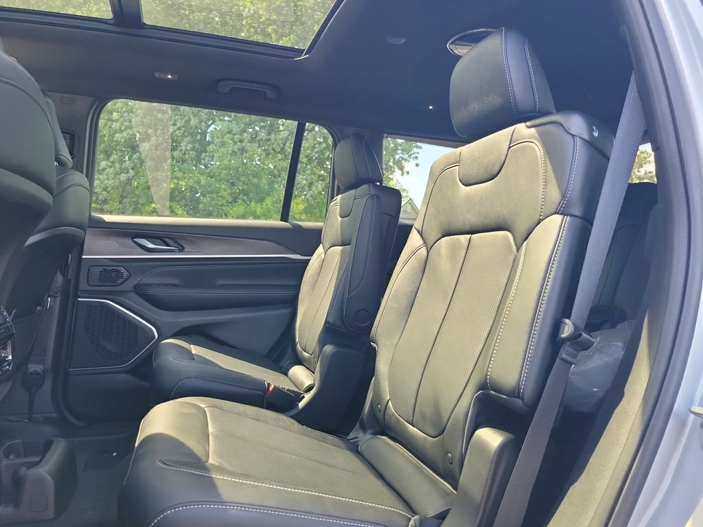New 2026 Silver Zynith Exterior Paint Jeep Limited image 9