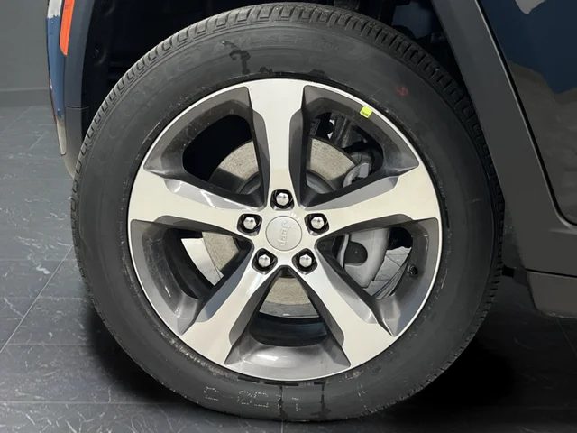 New 2026 Diamond Black Crystal Pearl-Coat Exterior Paint Jeep Limited image 37
