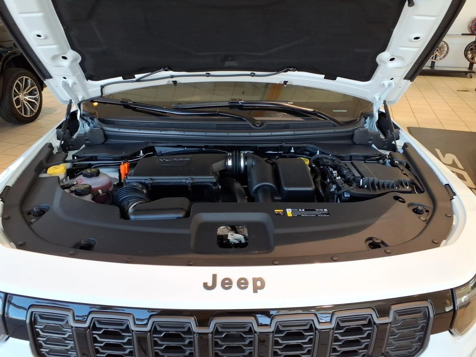 New 2026 Bright White Clear-Coat Exterior Paint Jeep Limited image 28