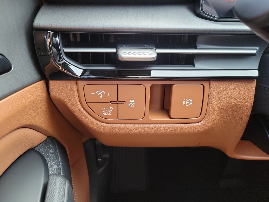 New 2027 Glacial White Pearl / Black Ro Kia X-Line image 26