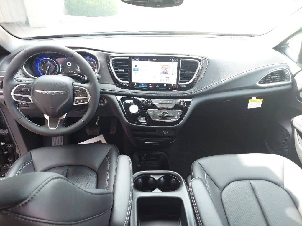 2026 Chrysler Pacifica Select - Photo 18