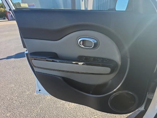 Used 2016 White Kia Plus image 27