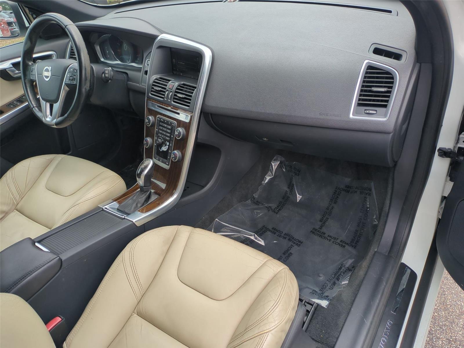 Used 2015  VOLVO  image 27