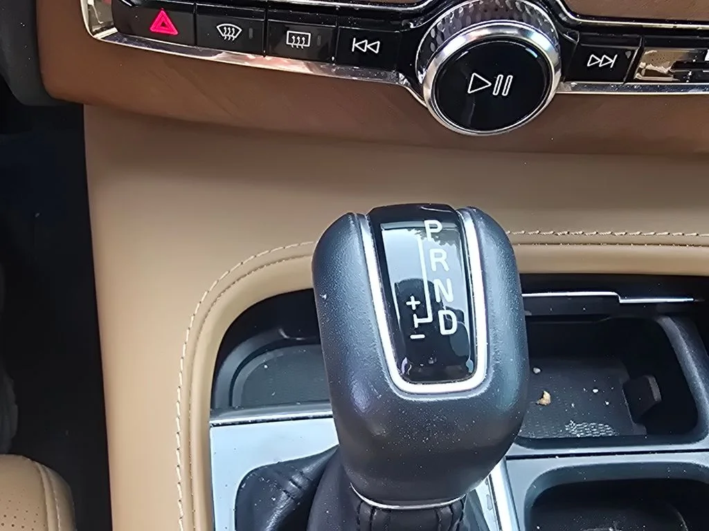 Used 2019 White Volvo T6 Inscription image 35