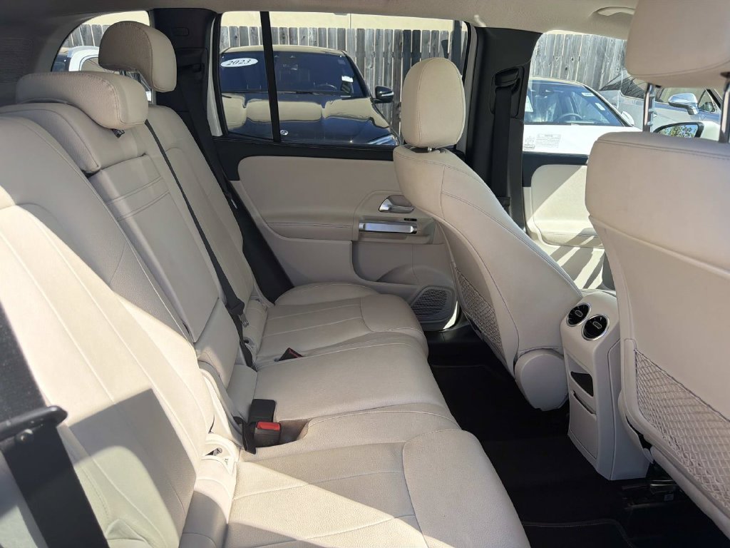 Used 2023  Mercedes-Benz GLB 250 image 9