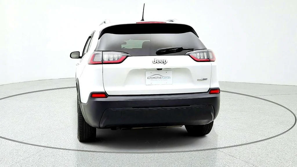 Used 2019 Bright White Clearcoat Jeep Latitude FWD image 6