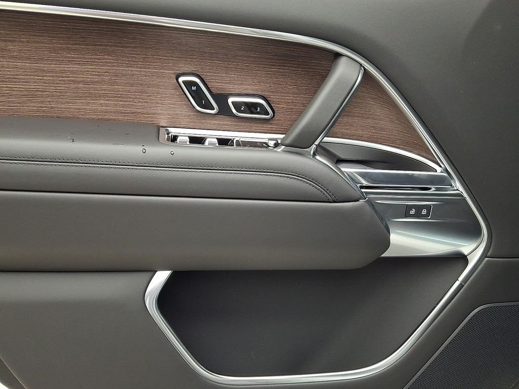 New 2026 Fuji White Land Rover SE image 9