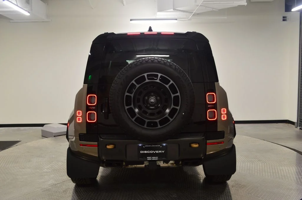 Certified Used 2025 Gondwana Stone Metallic Land Rover V8 image 6