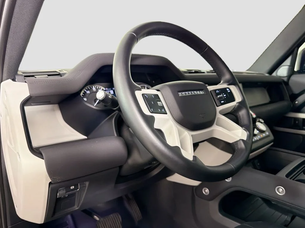Used 2023 Black Land Rover X-Dynamic SE image 9