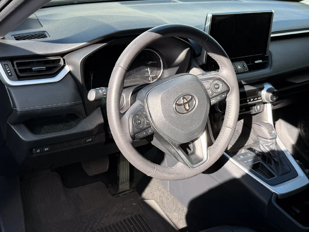 Used 2024  Toyota XLE Premium image 25