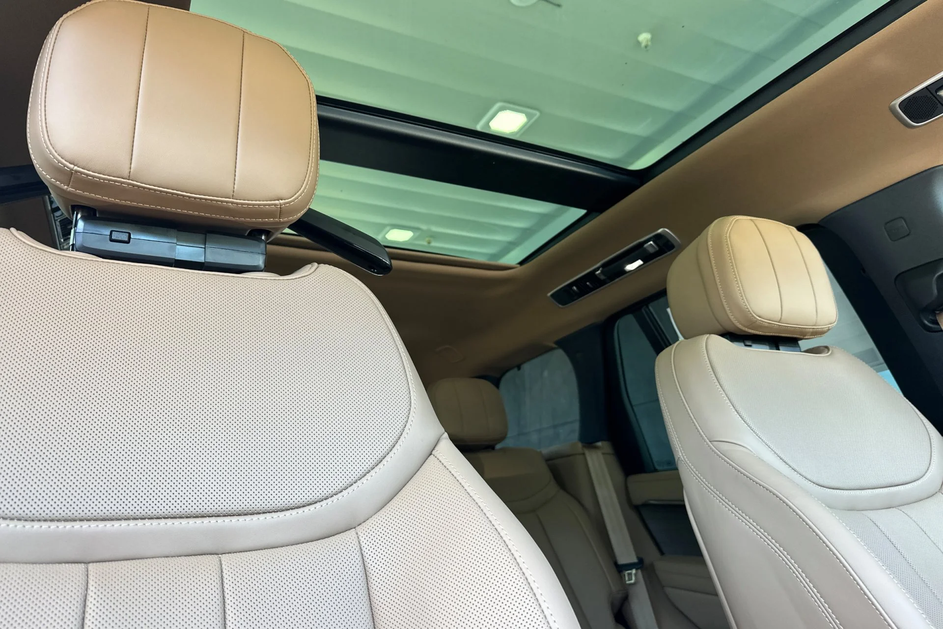 New 2026 Varesine Blue Land Rover SE image 19