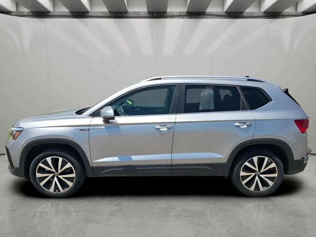 Used 2022 Pyrite Silver Metallic Volkswagen SE image 2