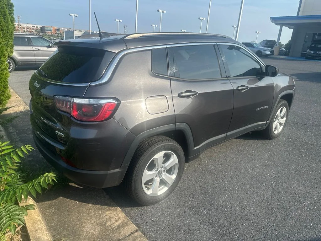 Used 2019 Crystal Metallic Jeep Latitude image 4