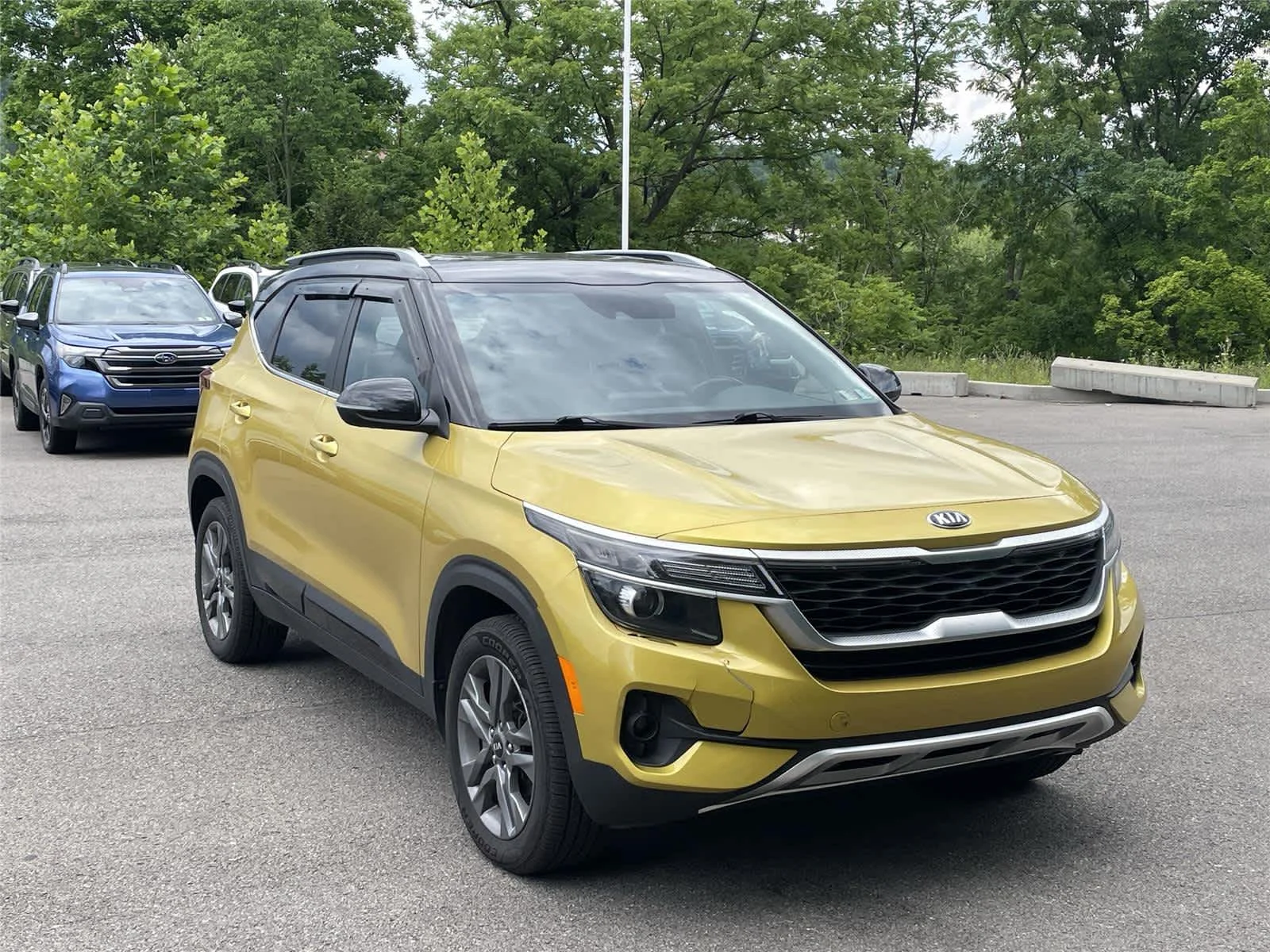 Used 2021 Starbright Yellow/Black Roof Kia S image 4