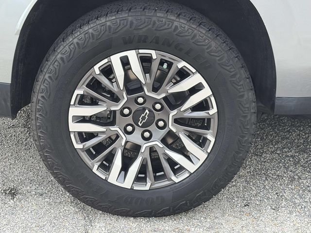 Used 2025 Gray Chevrolet Z71 image 7