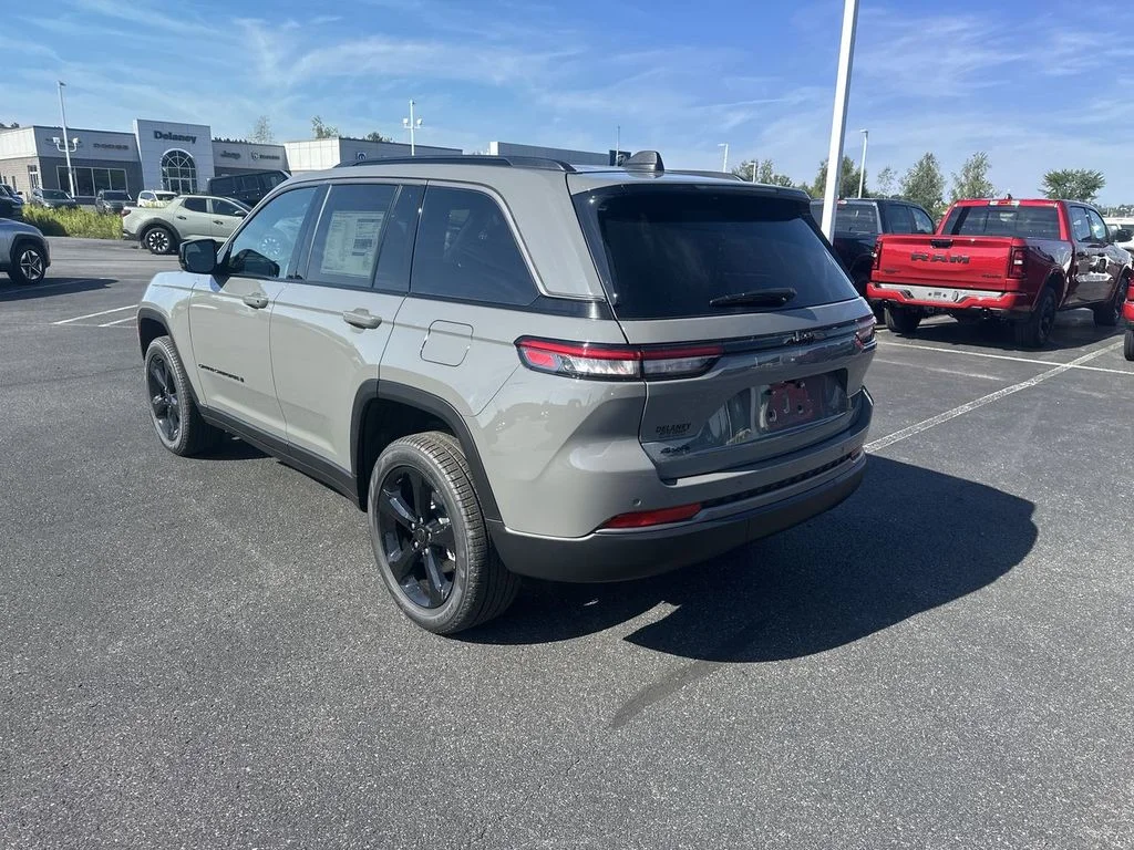 New 2027 Sting-Gray Clear-Coat Paint Jeep Limited image 6