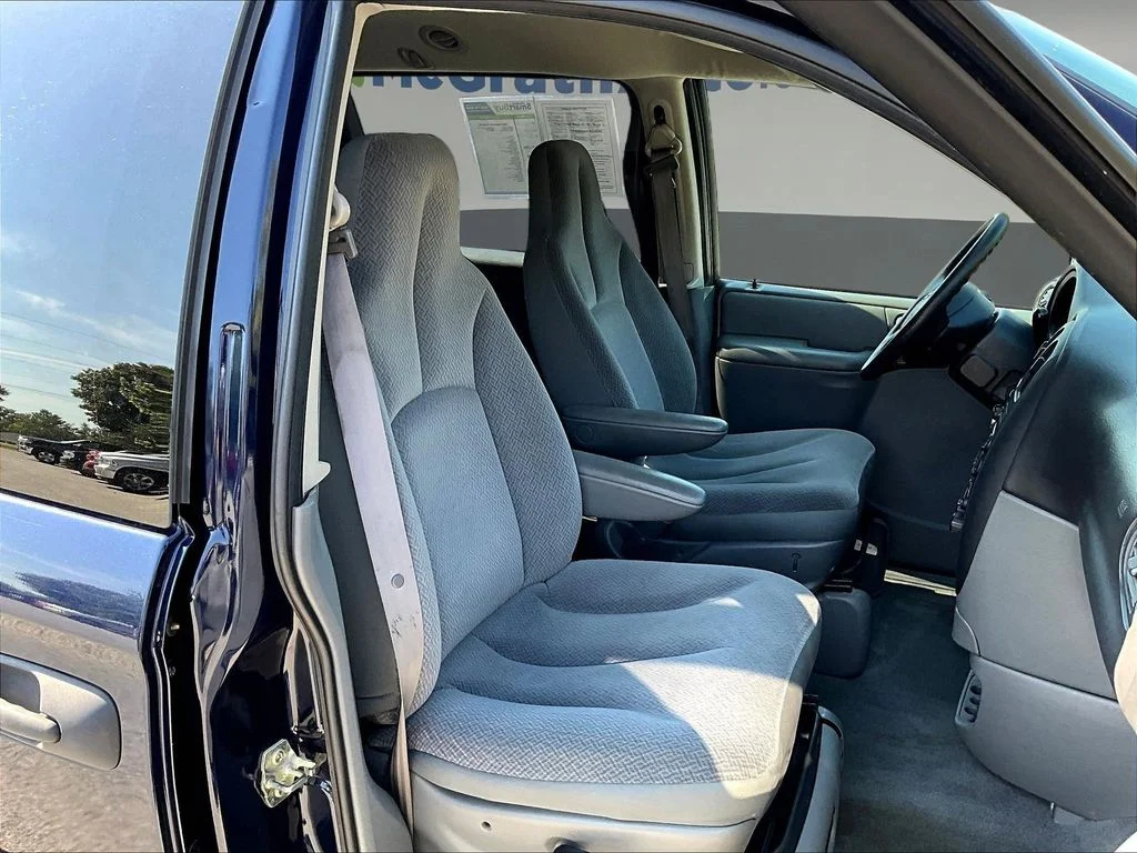 Used 2005 Blue Dodge SE image 28