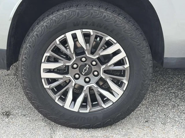 Used 2025 Gray Chevrolet Z71 image 7