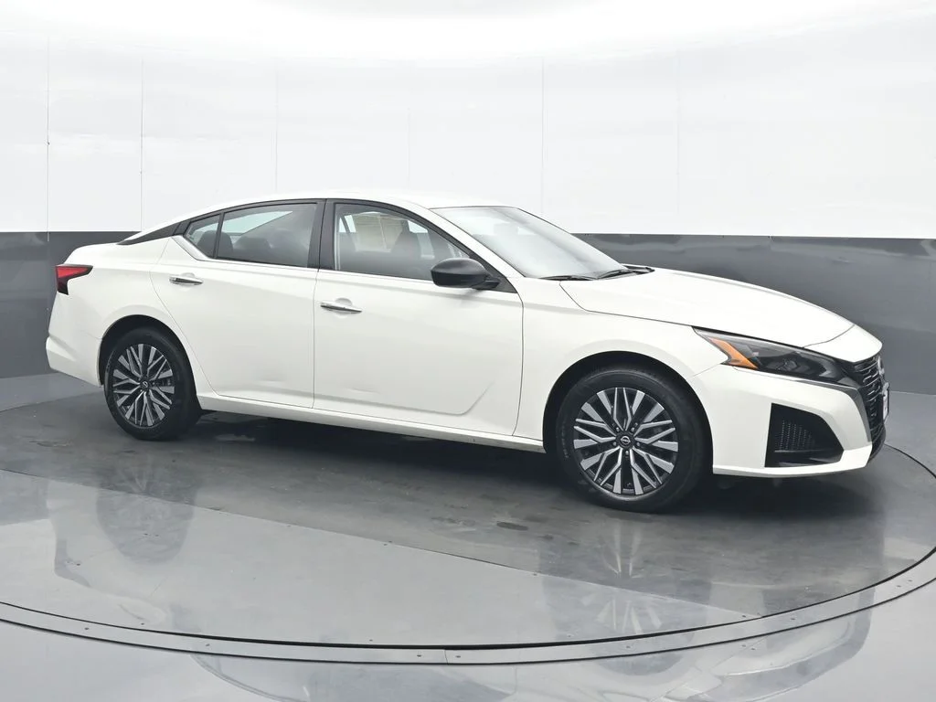 Used 2025 White Nissan 2.5 SV image 8