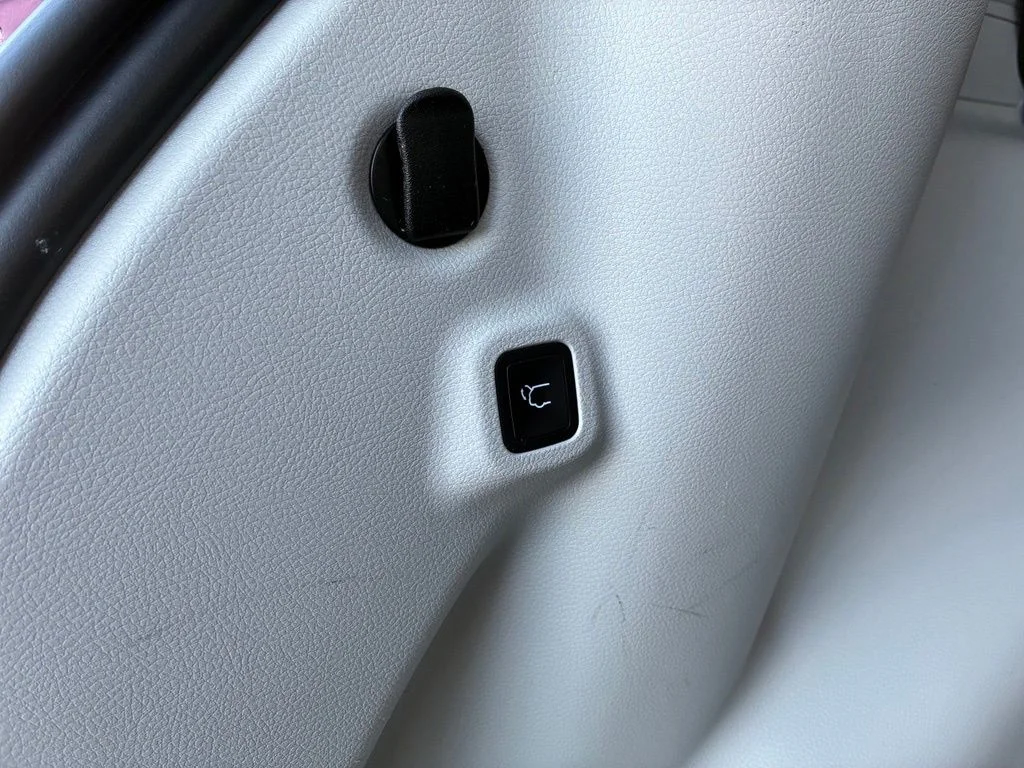Used 2022 Red Jeep Latitude image 55