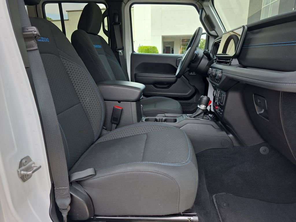 Used 2025 White/off-white Jeep Rubicon 4xe image 15