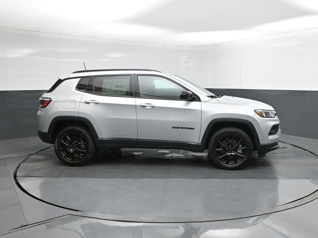 New 2026 Silver Zynith Metallic Clearcoat Jeep Latitude image 11