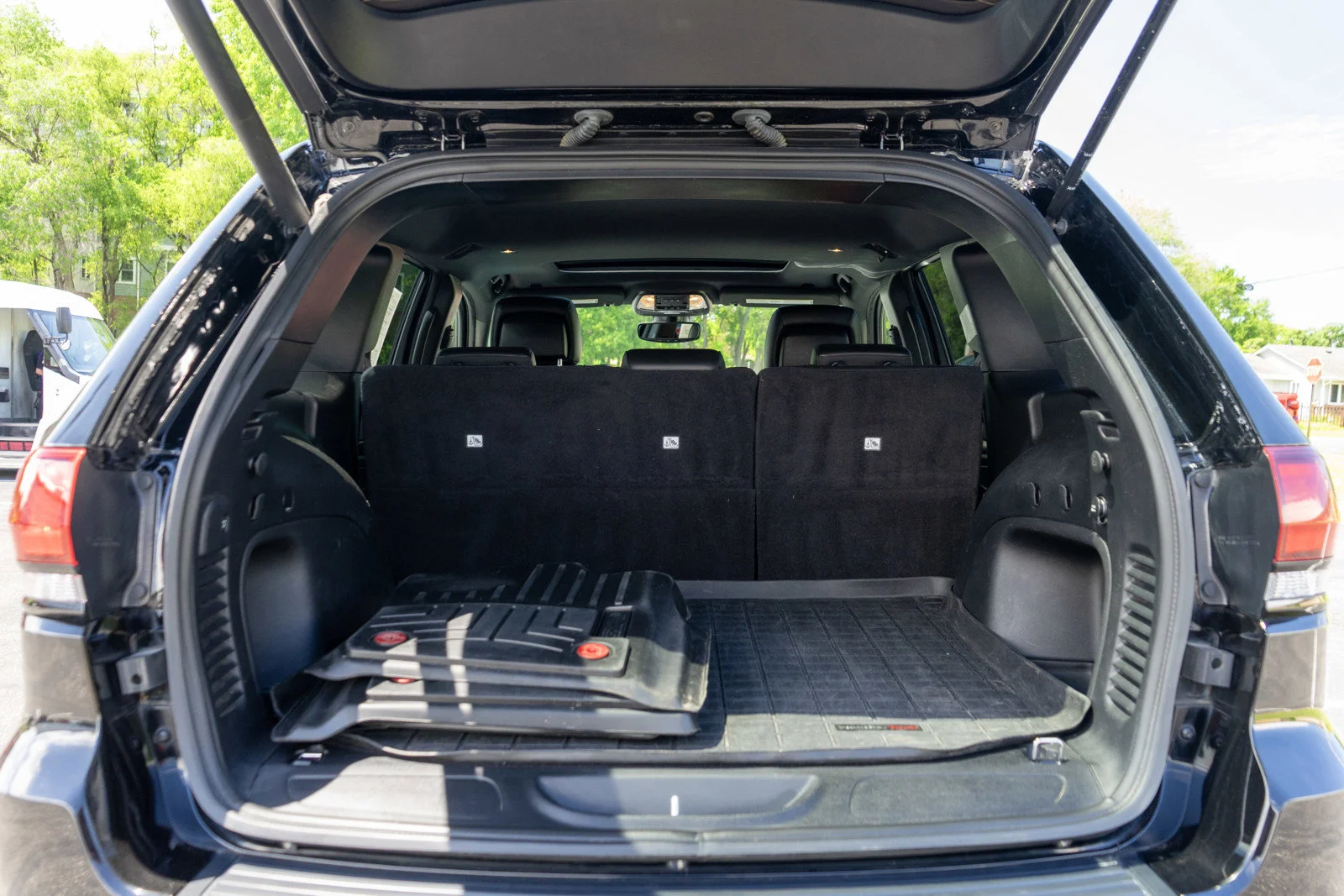 Used 2022 Diamond Black Crystal Pearlcoat Jeep Laredo X image 9